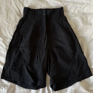 Svarta shorts  - Svarta shorts från h&m. Helt nya, prislapp kvar, nypris 249 men säljer för 50