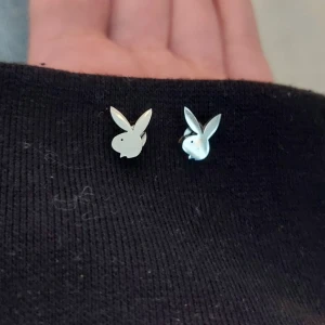 Silvriga playboy studs💖💞 - Super ikoniska playboy öronhängen som knappt är använd och i super kvalite, säljs pga att jag har ett par andra redan, de innehåller inget nickel,läs bioo!!!