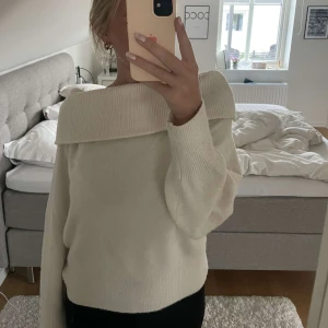 Stickad tröja - Så fin stickad tröja från HM i storlek s, nästan aldrig använd 🥰