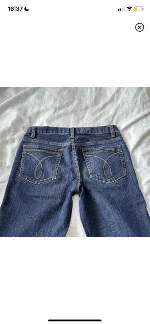 Low waist flare jeans - Super snygga low waist flare jeans i mörkblå från calvin klein i bra skick.  Skulle säg att de är storlek 32/34! Innerbenslängd: 74cm  Midjemått: 34cm tvärs över   Har 32 i jeans och dessa är en anning lite för stora 