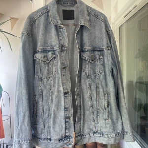 Levi’s jeansjacka - Storleken är nog för herrmodell men jag tycker den är unisex :)