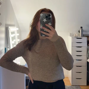 Stickad tröja - Superskön stickad tröja, säljer pga har en likadan fast en annan storlek.💞