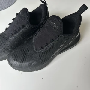 Nike air skor  - Säljer dessa fina Nike air 27. Storlek 39 och jätte bra skick. Skosnörena är inte på på bilden då dom ska tvättas men ligger brevid och sätts på vid leverans!