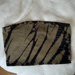 Bandeautopp - Snygg bandeau topp från Weekday!🤩 I jättebra skick, endast använd ett fåtal gånger. I strl M. Pris kan diskuteras✨