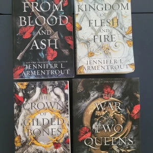 From Blood and Ash - Fyra första böckerna i From Blood and Ash serien på engelska. Ett paketpris på 350 kr men välkomnar förslag. En bok kostar 250-300kr nypris. använt skick men inget som stör läsningen
