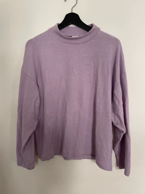 Lila mysig turtleneck - Tyget på tröjan är menat att vara lite nopprigt, den var så när jag köpte den! Se på bild 2 ☺️