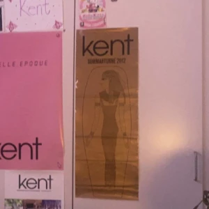 kent plansch - super rare kent plansch från sommarturnen 2012! 💋🙏 den har lite slitningar men jag håller alla kent saker kärt så priset är det jag vill sälja den för, kan nog sänka lite men men ❤️