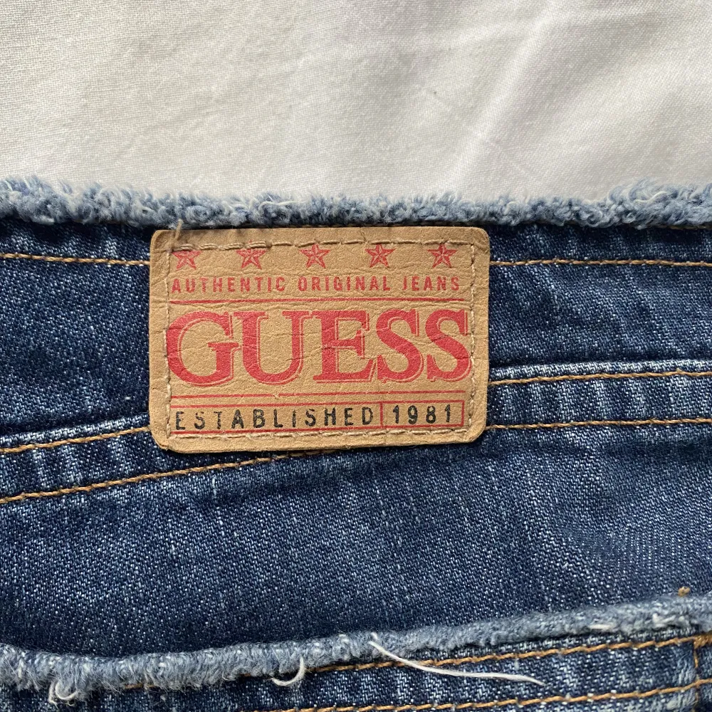 vintage äkta Guess jeans i lågmidjad modell med coola detaljer vid midjan och vid fotleden. Skriv för fler bilder❤️ Nypris 1145 kr . Jeans & Byxor.