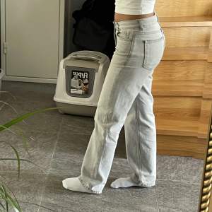 Säljer ett par supersnygga, lågmidjade jeans från GinaTricot! Tyvärr har de blivit för små för mig. Jättefint skick, nästan som nya! De passar perfekt i längden på mig som är 160cm. Skriv för fler bilder. 📸 (Alla bilder är tagna av mig)