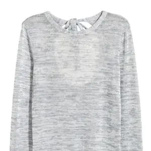 En snygg grå tröja med knytning i nacken och öppen rygg! Skriv privat  för mer info!🩵