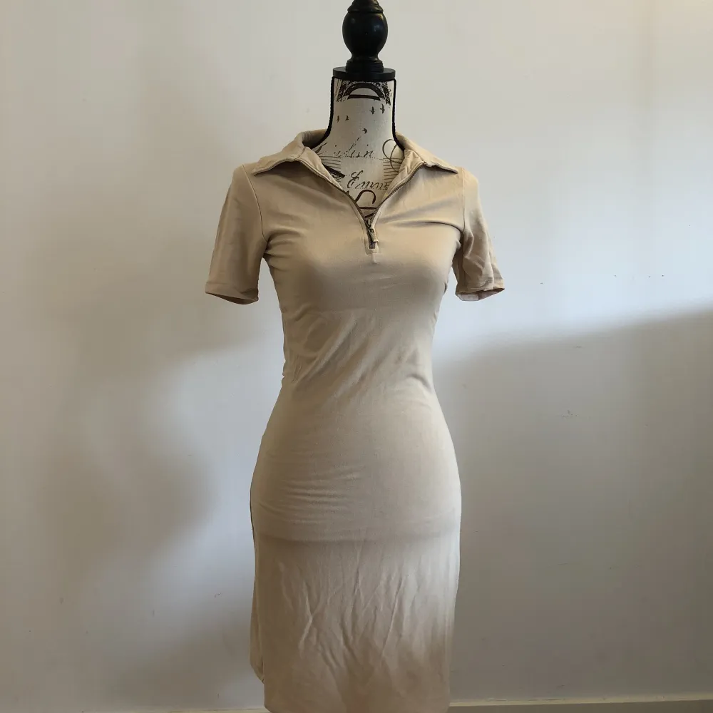 Fin klänning från NA-KD, passar både under varmare och kallare tider. Stretch material. Pris kan diskuteras:). Klänningar.