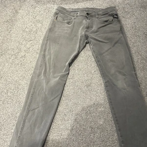 Replay jeans  - Replay jeans  Storlek 33  Köpt på NK Skick 8.5/10  Modellen heter anbass Om det är några frågor är det bara att skriva ✅🙌🙌