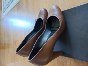 Filippa K skinnpumps - Fina skor från Filippa K  St 37 Knappt använda men en liten skada på ena klacken. Se bild