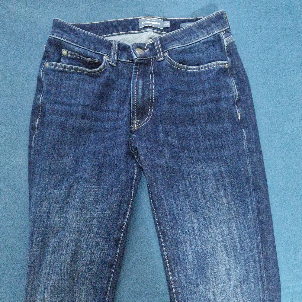 Köpte dessa snygga jeans från dressman för 700 kr pch säljer eftersom jag tog en liten strolek oh har ingen kvitto. . Jeans & Byxor.