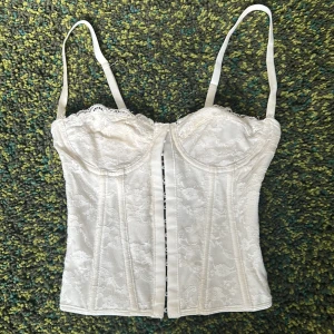 Vit korsett  - En vit korsett från shein. Säljer då den inte passar länge. Storlek xs-s.  Skriv om frågor eller pris förlag❤️  Frakt till kommer 
