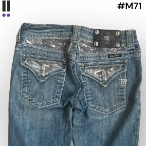 lågmidjade m71 bootcut jeans missme - MissMe jeans i model Boot 💜 Tag 26W 💜Midja (rakt över) 37cm 💜 Innerben 76cm 💜 Ytterben 97cm 💜 Benöppning 22cm 💜 Hål på vänster framsida, uppsydda 💜Våra mått blir W=29 och L=29 💜 Men jämför alltid måtten med dina bästa jeans💜M71