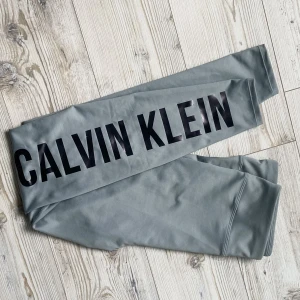 Calvin Klein träningstights - Snygga träningstights från Calvin Klein i grön/grå färg med svart tryck 🖤Byxorna är i nyskick. Gratis frakt fram till 10 september!! 