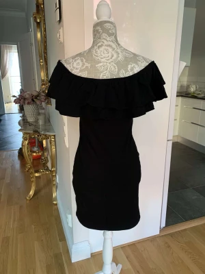 Svart klänning  - Svart klänning med volang i storlek S men passar även M. Från HM. För 200kr💕