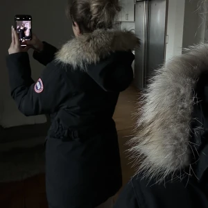 Canada Goose  - Säljer min Canada goose, den är helt rök och djurfri. Jätte fin jacka och är i bra skick, den har även justerbar resårmidja. Jackan är i storlek S. 