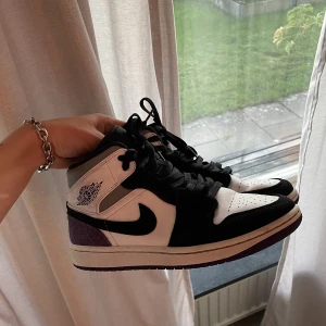 Jordan 1 mid - Säljer dessa jordan 1 mid i grymt skick för billig peng! De har lila mocka och är somsagt i bra skick men är ändå använda. Kommer med box. Skriv för fler bilder🌟