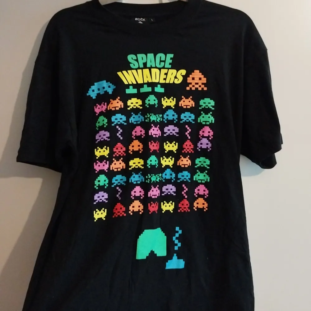 En t-shirt med space invaders tryck. Bra skick, nästan aldrig använd.👌👾. T-shirts.