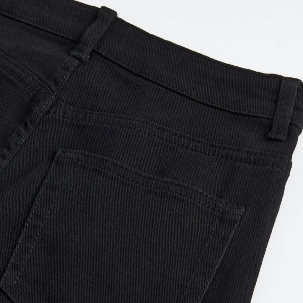 Vida byxor i storlek 38, uppsydda så passar dig runt 160cm🦋 hör av er vid minsta intresse eller fundering 🥰. Jeans & Byxor.