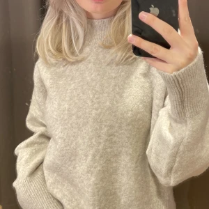 Stickad tröja & other stories - Säljer denna stickade tröja från & other stories i storlek L. Sitter som en oversized S på mig!