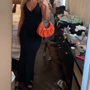 Klänning Zara - Säljer min klänning från Zara som endast är använd 1 gång. Storlek M men liten i storleken. Pm vid frågor 