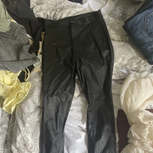 skinnbyxor  - säljer skinnbyxorna för dom ej kommer till användning mer storleken på byxorna är xs💕