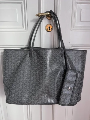 Goyard väska  - Goyard Väska lite fläckig inuti i i fodret men annars bra skick! 