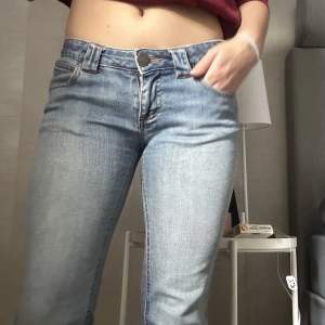 Lågmidjade jeans med skitsnygga bakfickor!! Midjemått 84cm, innerbensläng 77cm