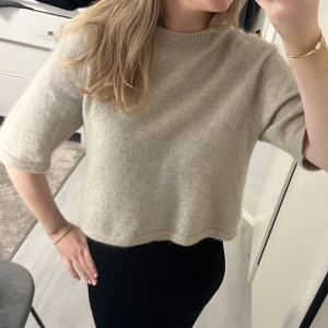 Other stories - Säljer den populära stickade från & other stories. Knappt använd alltså super skick. mjuk och ej sticksig. Pris 300kr