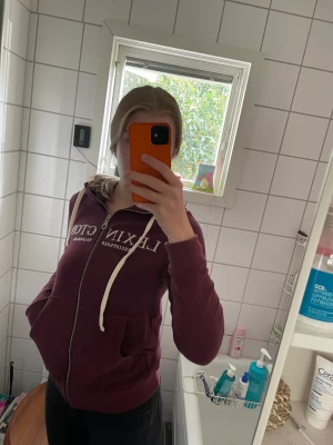 Lexington hoodie xs - Vinröd hoodie från lexington, sparsamt använd 