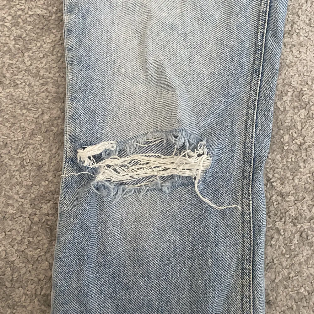 Superfina jeans från hm som tyvärr inte kommer till användning🫶🏻 skriv vid intresse/frågor💕 pris kan diskuteras. Jeans & Byxor.