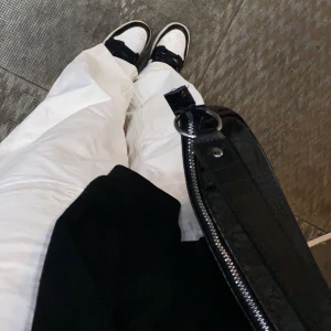 Cargopants - Använda 2gånger men gillar inte hur dom sitter på mig så säljer billigt! Dom tar bara plats