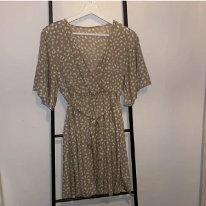Beige klänning - Beige tunn klänning. Aldrig använd