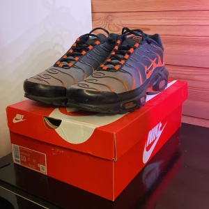 Nike air Max plus  - Nike air Max plus i storlek 44. Skorna är i helt okej skick och använda varsamt. Framtill har de lostnat lite (bild 3). 