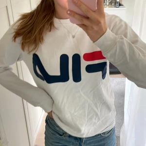 FILA tröja  - Tröjan är i bra skick och äkta märke såklart! Det är en herr modell så den är lite större än vad dam XS brukar vara, men funkar perfekt för båda🤩