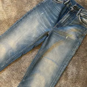 Söljer oanvända acne jeans i högmidja och bootcut i så snygg färg och bra kvalitet!