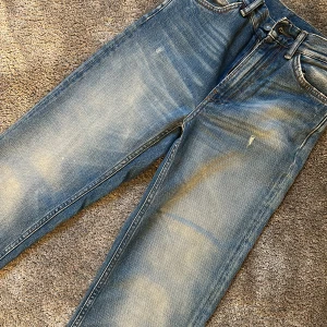 Acne jeans - Söljer oanvända acne jeans i högmidja och bootcut i så snygg färg och bra kvalitet!
