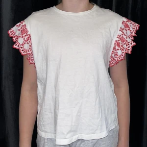 T-shirt med söta detaljer - Superfin t-shirt från Zara! Tyvärr lite liten för mig så måste sälja vidare🥲