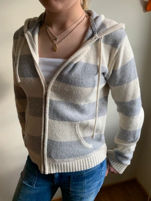 Brandy melville zip-up - Jättefin stickad brandy tröja som inte finns att köpa längre.