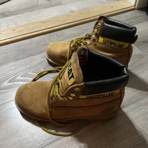 Vinterskor - Kängor från Caterpillar. Nypris 899kr. Mitt pris 200kr. Går ner i pris vid snabb affär 🥰