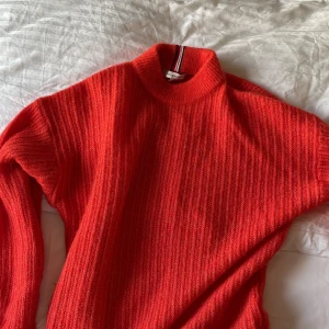 Tommyhilfiger stickad tröja - Säljer denna super coola stickade tröja från tommy hilfiger, använd fåtal gånger och är i nyskick! Köp för 1900kr! 