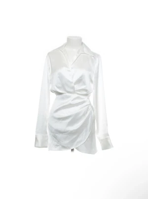 Vit satinklänning från zara - Säljer min vita satinklänning i storlek xs från zara då jag bara använt den en gång och kommer inte till användning längre💞💞ordinarie pris 429 men säljer för 199!!