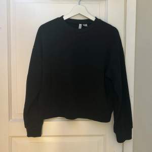 Svart sweatshirt från H&M, lite croppad, stl: xs, köptes i vintras säljer för den kommer ej till användning, bra skick, köpare står för frakt💕