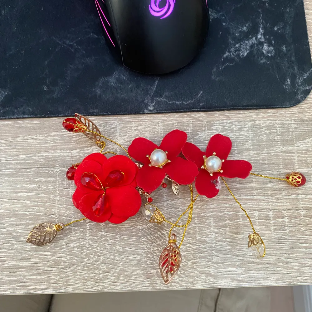 En jätte fin röd blomm hårklämma som går att justera. Inga defekter aldrig använd (kan bara ta betalt via Swish!!). Accessoarer.