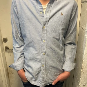 Polo Ralph lauren  - Säljer denna snygga polo Ralph lauren skjorta.Den är i nyskick köpte den för 3 veckor sen.modellen är 172 och bär m men denna skjorta passar S.Va inte rädd och fråga.