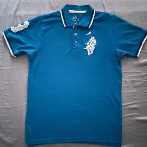 Blå polo T-shirt  Skön material  Ny, Oanvänd  Köpt för 700kr