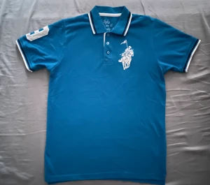 Polo tshirt - Blå polo T-shirt  Skön material  Ny, Oanvänd  Köpt för 700kr